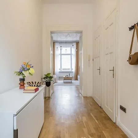 Pastel Dream 3br Gem Artful Spacious