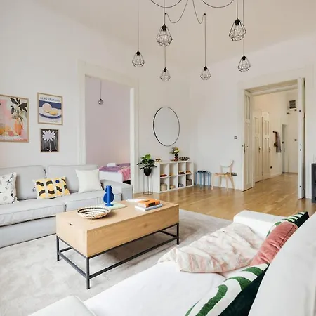 Pastel Dream 3br Gem Artful Spacious ブダペスト
